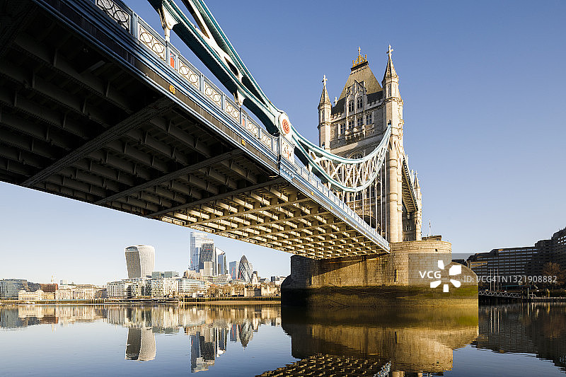 伦敦城市与泰晤士河日出景观图片素材