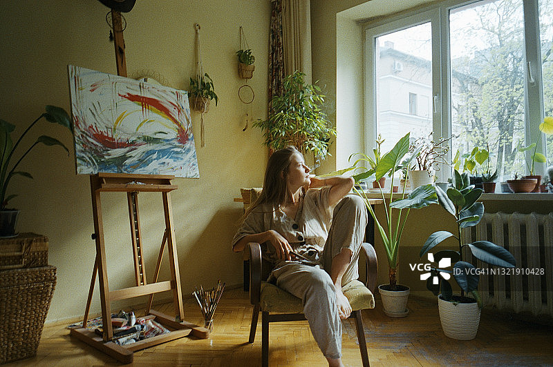 坐在家中扶手椅上的女画家图片素材