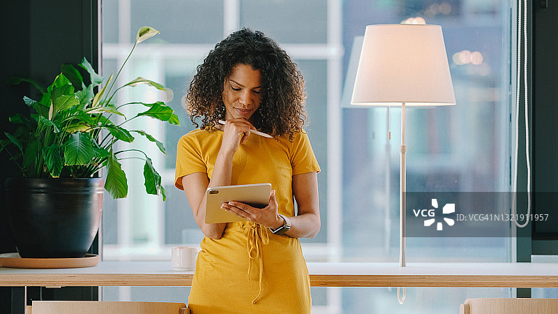 在共享办公空间工作的女商人图片素材