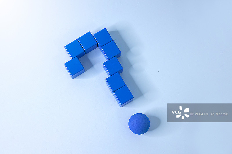 由蓝色立方体和球体组成的抽象问号符号图片素材