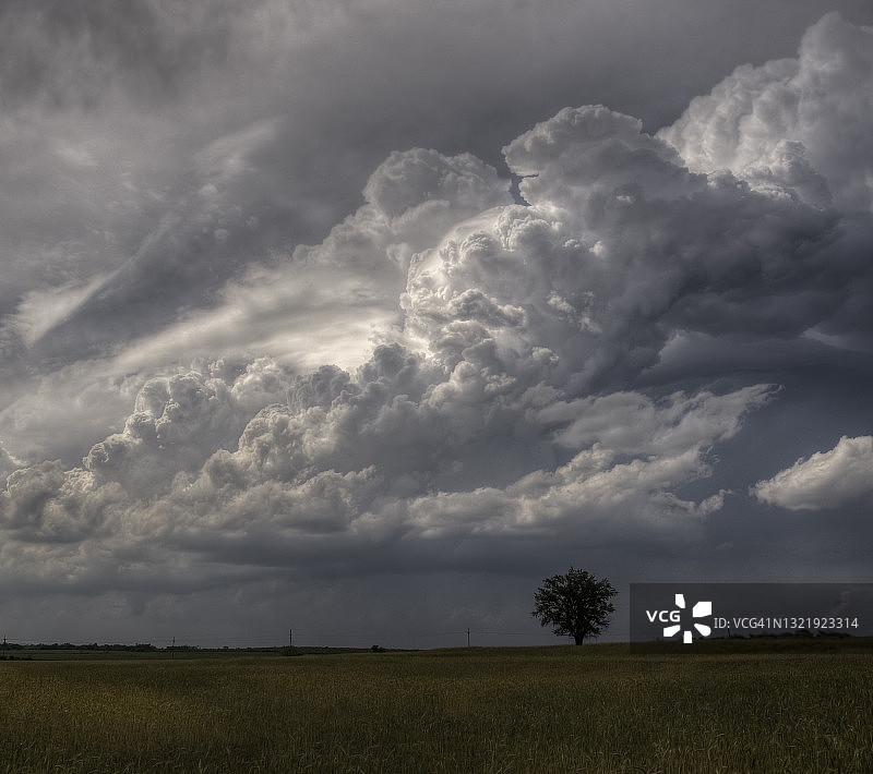 大平原上暴风雨将至的废弃建筑图片素材