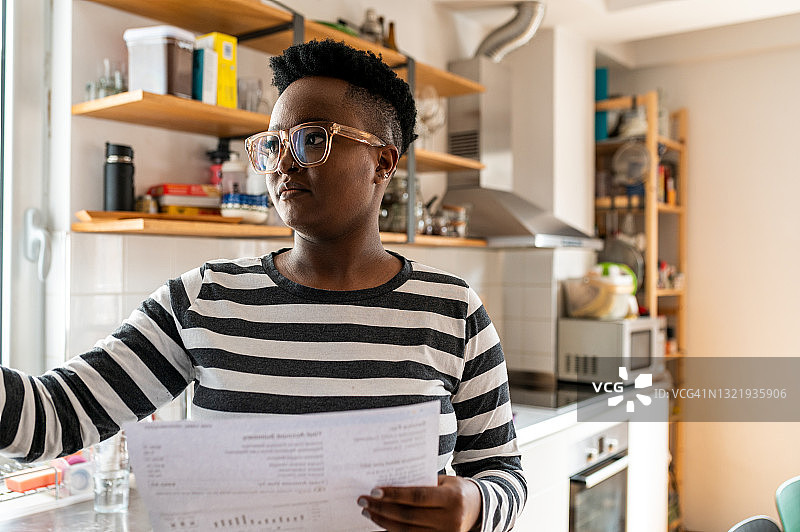 年轻女子看账单图片素材