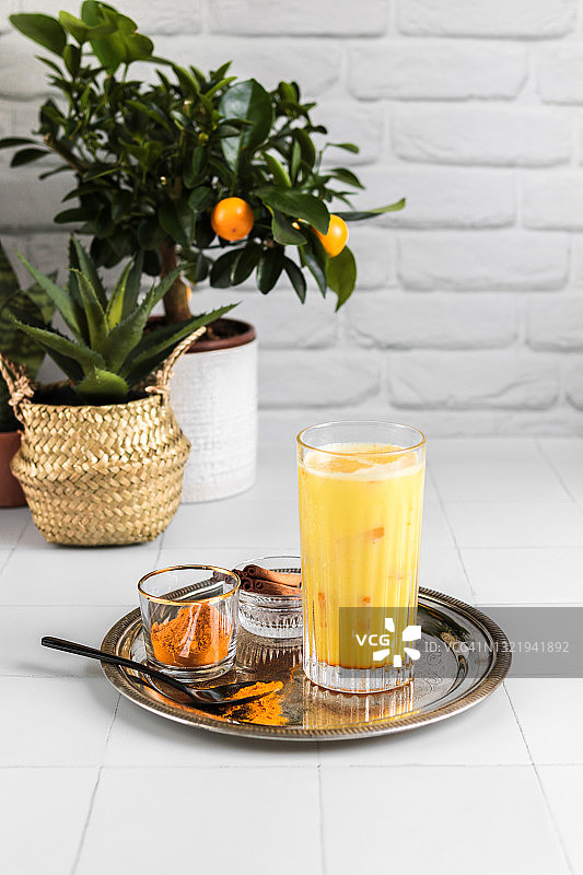 冰镇姜黄拿铁图片素材