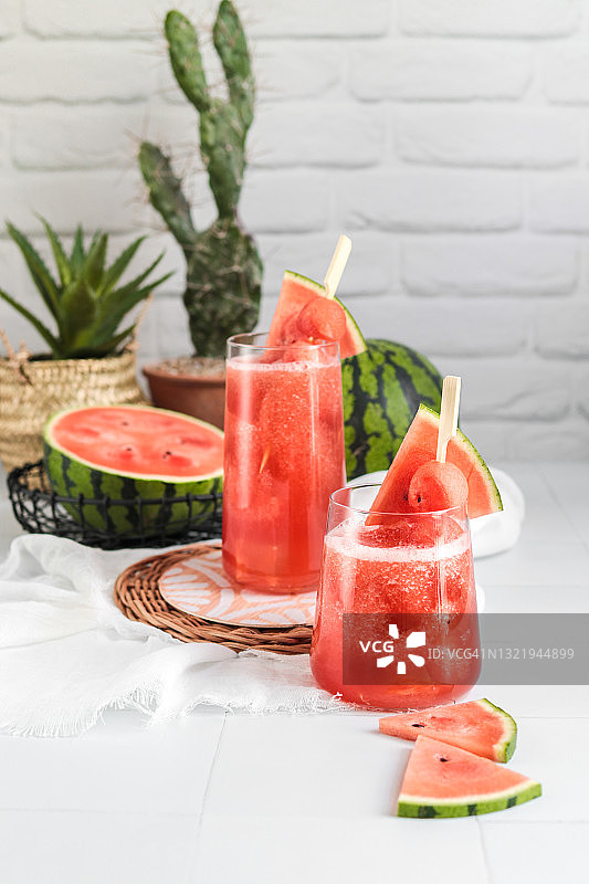新鲜西瓜汁冰沙与水果串图片素材