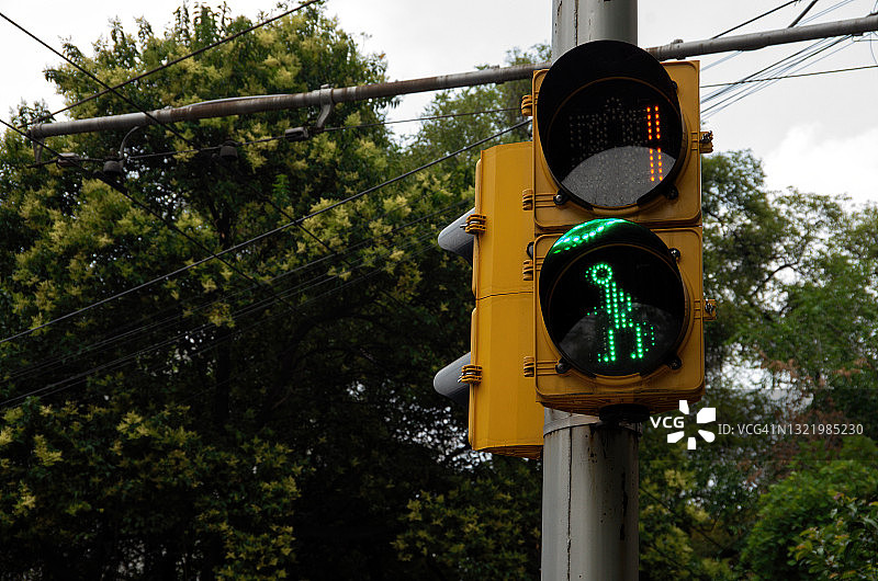 倒计时绿色行人通行信号灯图片素材