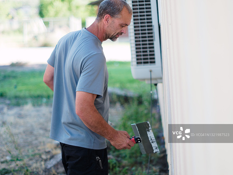 中年男人正在修缮房屋图片素材
