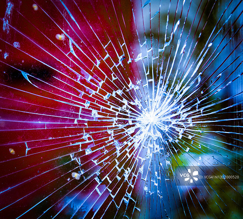 抗议后的窗户碎玻璃图片素材