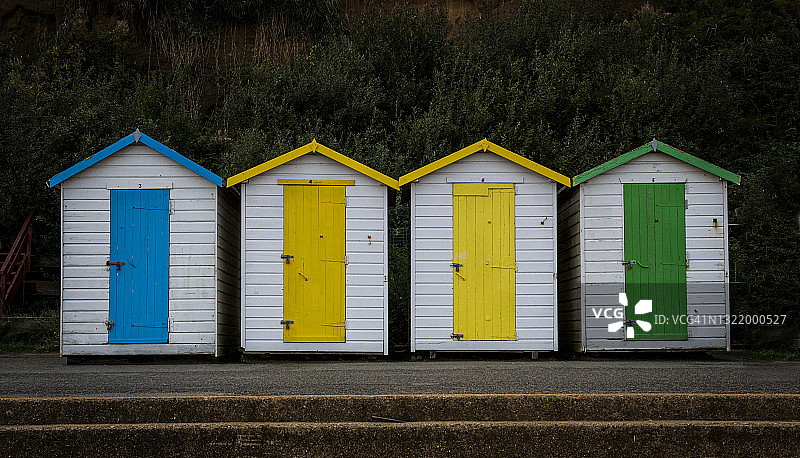 英国怀特岛道格拉斯村庄的彩色小屋图片素材