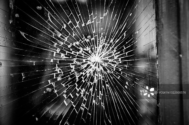 抗议后的窗户碎玻璃图片素材