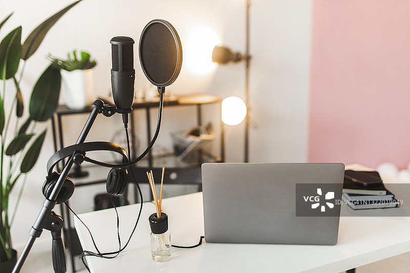 播客主持人简约工作空间图片素材