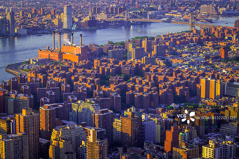 从上方俯瞰清晨的纽约市图片素材