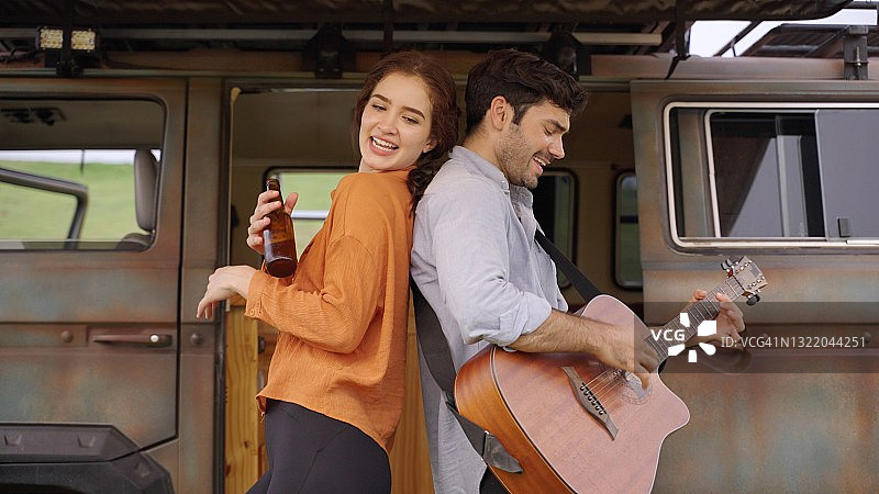 白人夫妇弹吉他唱歌，享受露营图片素材