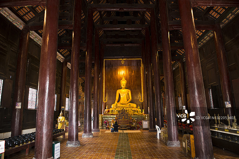 清迈盼道寺维汉殿内的木制结构图片素材