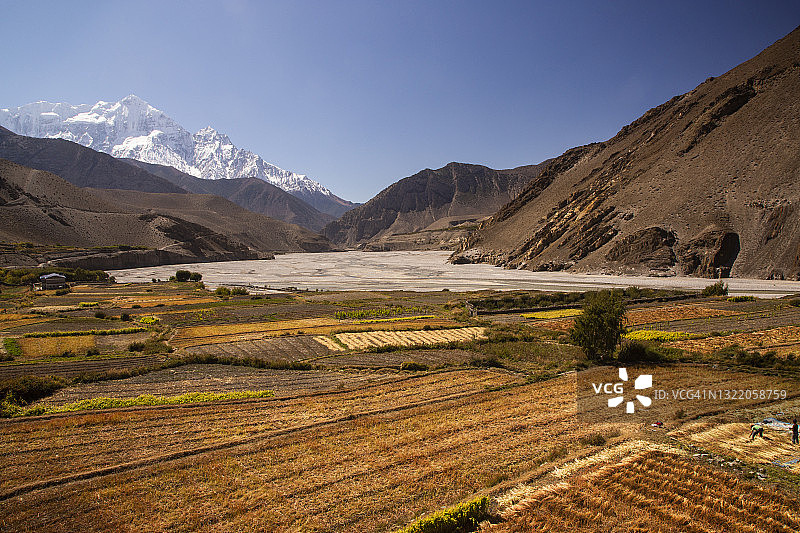 藏族聚居区卡格贝尼村西望高角度照片图片素材