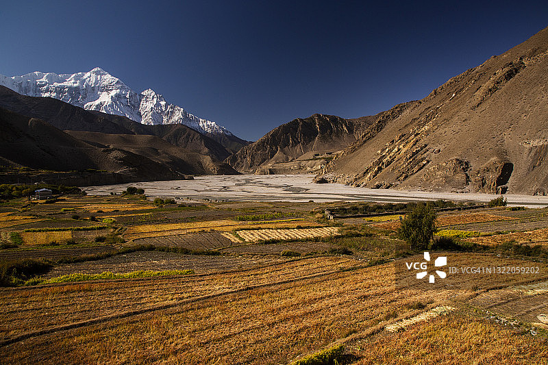 尼泊尔木斯塘地区：卡格贝尼村的西向鸟瞰，卡利甘达基河沿岸的农作物和尼尔吉里北峰图片素材