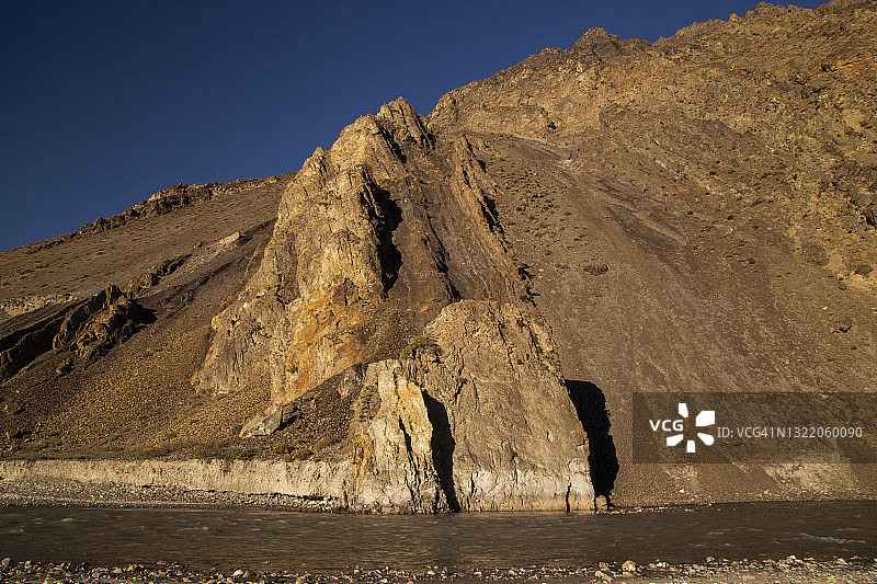 尼泊尔木斯塘地区卡格贝尼村的贫瘠山坡，位于藏族聚居区，毗邻卡利甘达基河图片素材