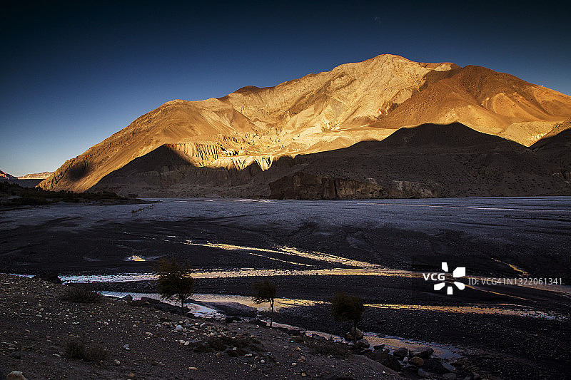 下午金光照耀青藏高原卡利甘达基河图片素材