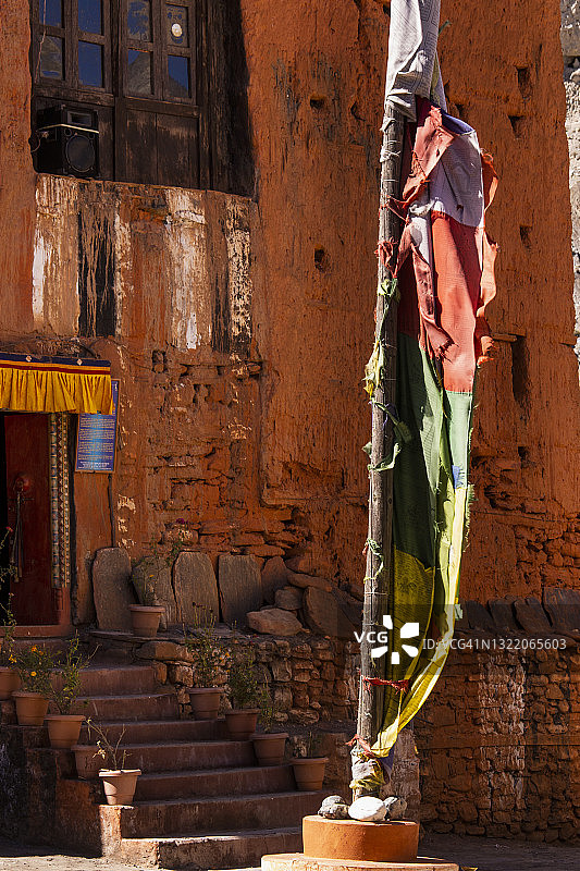 尼泊尔木斯塘地区卡格贝尼的卡格乔德图普丹桑佩林藏传佛教寺院的大型藏式祈祷旗图片素材