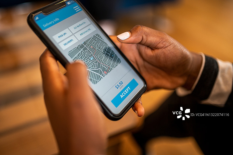 女人在智能手机上实时跟踪包裹派送图片素材