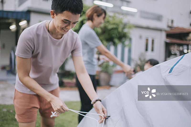 华人夫妇在后院搭建帐篷露营图片素材