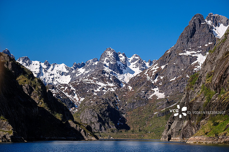 挪威斯沃尔韦尔附近Trollfjorden峡湾和崎岖山脉美景图片素材