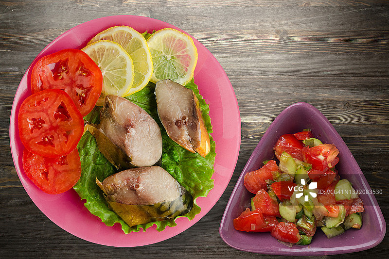 盘子里的烟熏鲭鱼图片素材