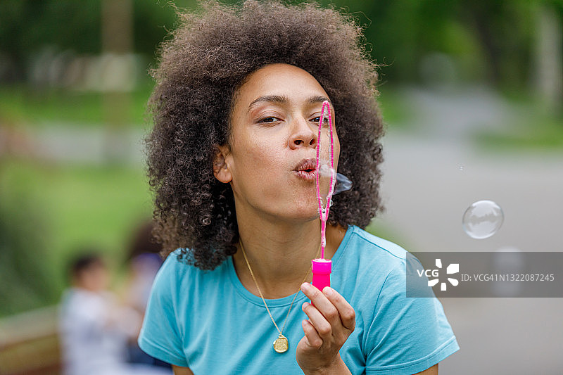 在公园里享受夏日午后的快乐的非洲妇女图片素材