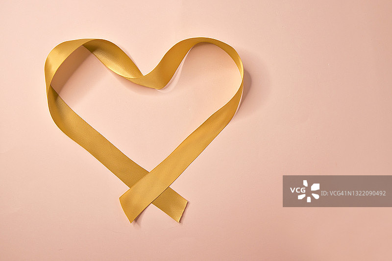 粉色背景上的缎带抽象心形图片素材