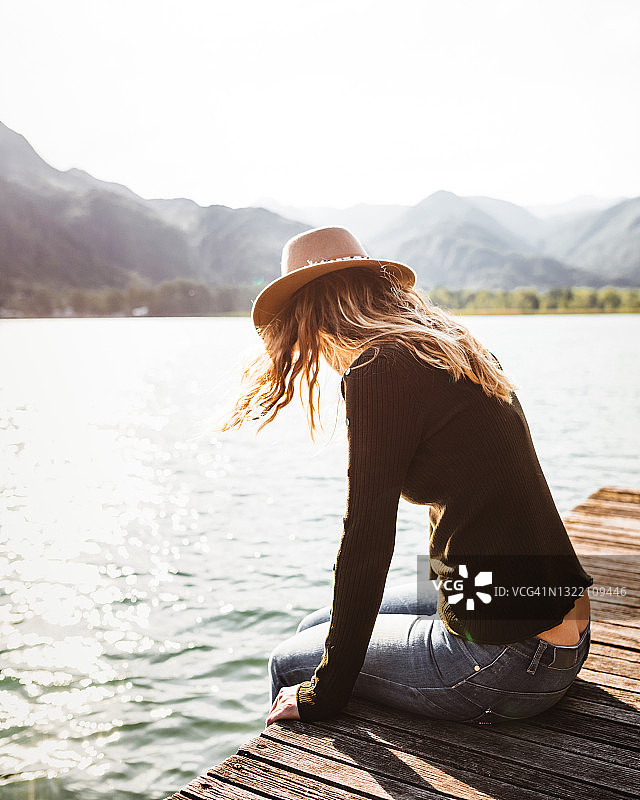 夏天，女人在码头上休息图片素材