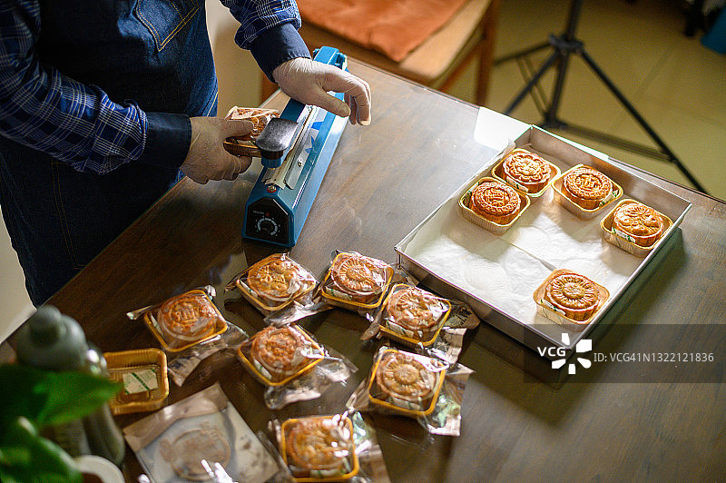 自制中式月饼，已装入塑料袋图片素材