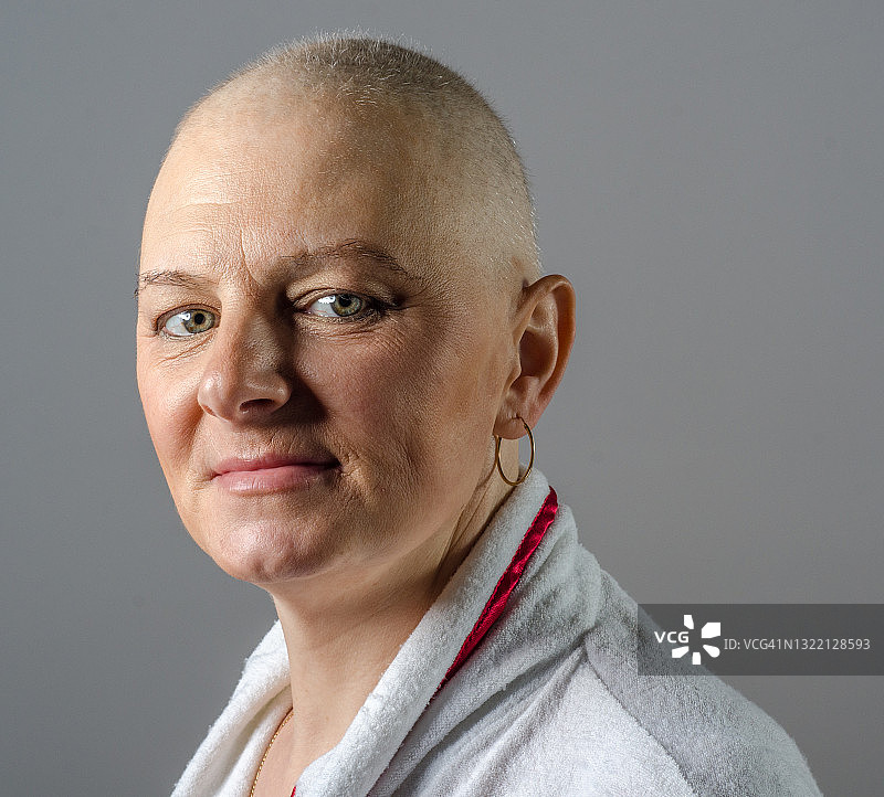 身穿浴袍的癌症患者女子肖像图片素材