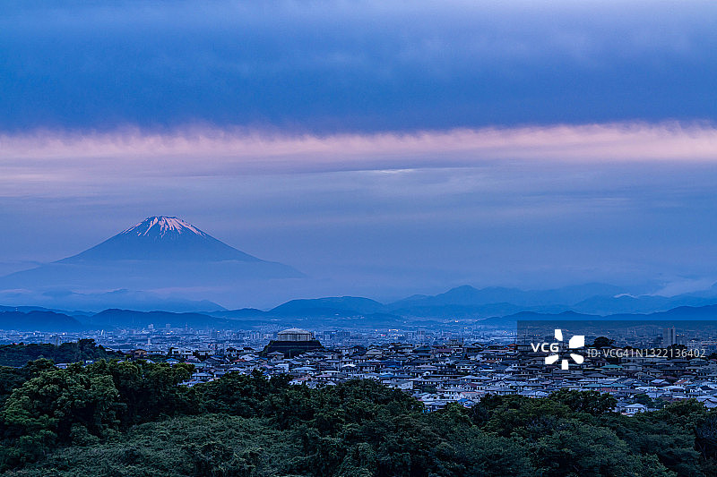 富士山和日本神奈川县的居民区图片素材