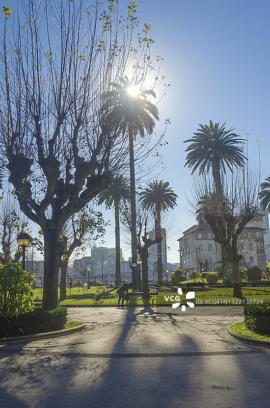 西班牙拉科鲁尼亚门德斯·努涅斯花园的清晨美景图片素材