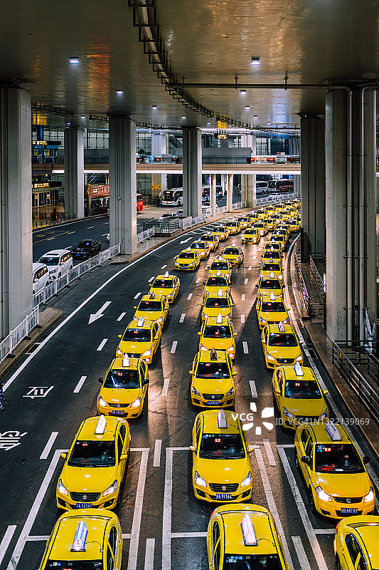 夜晚机场出口的出租车排队场景图片素材