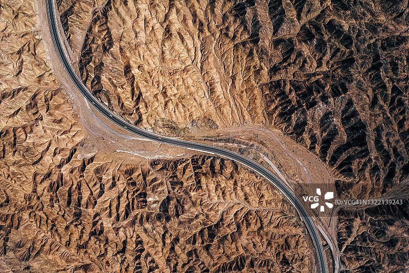 山区和沙漠中的乡村公路航拍图片素材