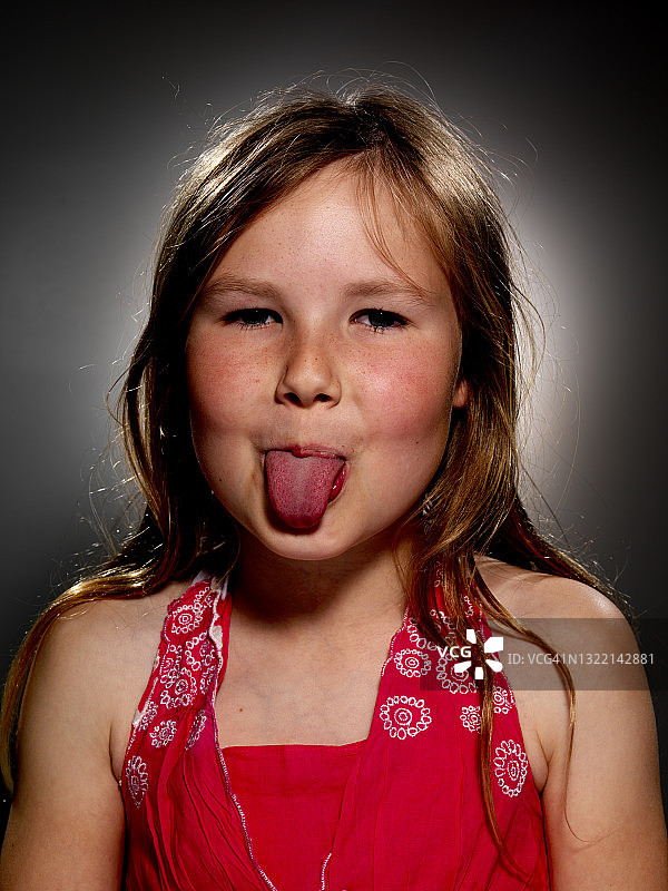 吐舌头的女孩肖像图片素材