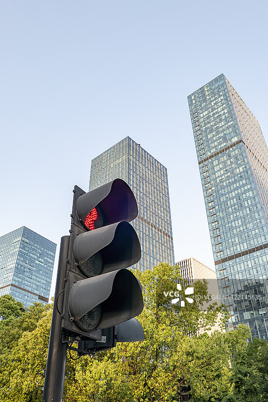 中国杭州钱江新城商务区高楼下的行人信号灯图片素材