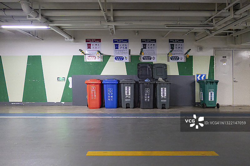 地下车库中的垃圾桶图片素材