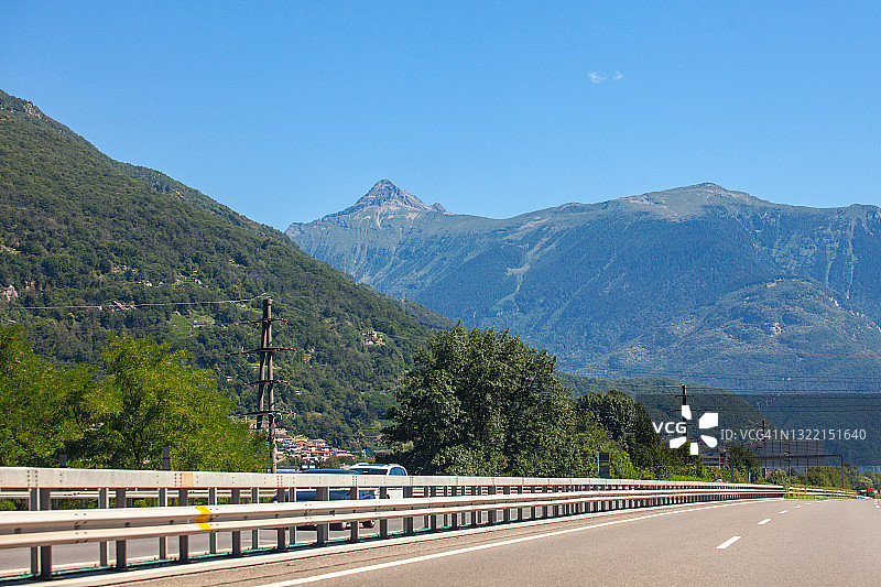 夏日午后瑞士高速公路图片素材