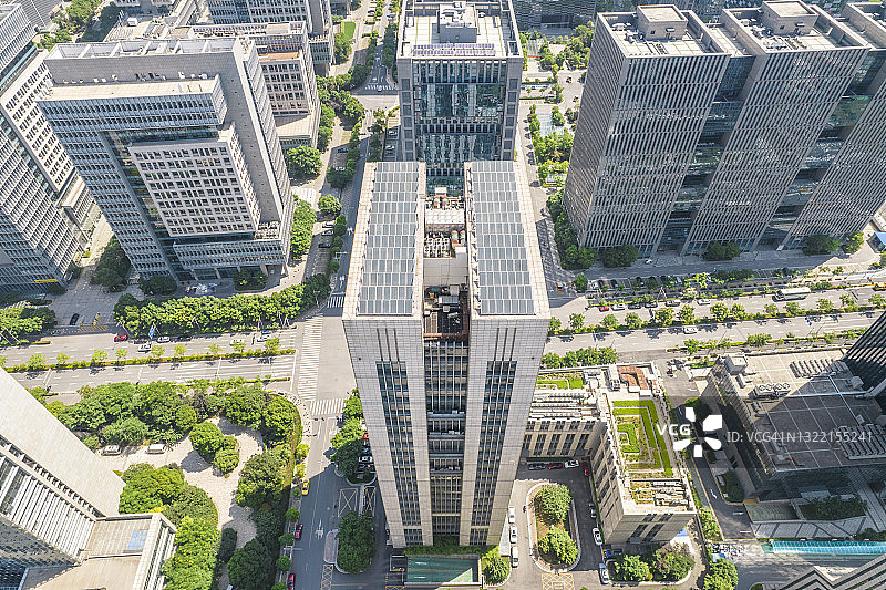 建筑物顶部的太阳能设备图片素材