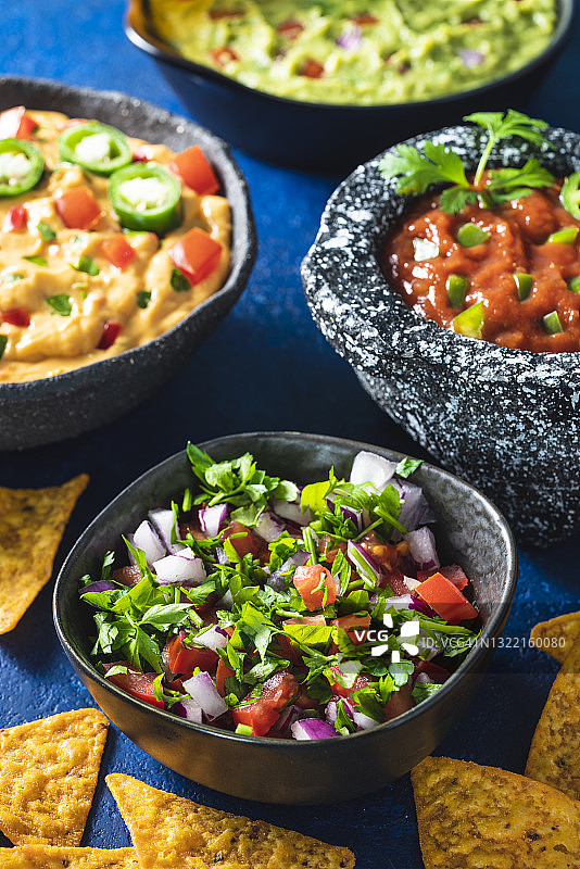 墨西哥式番茄莎莎酱与玉米片及墨西哥蘸酱图片素材