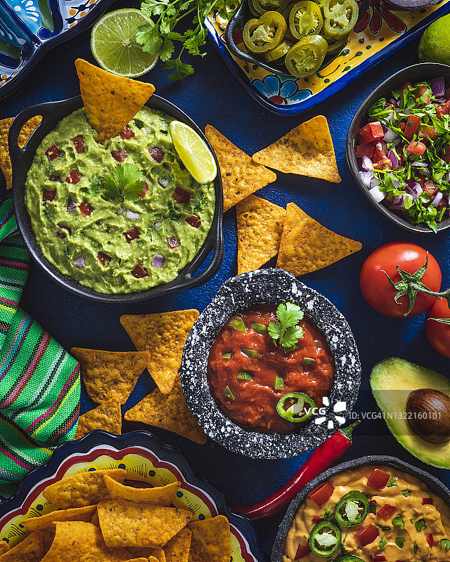 墨西哥蘸酱鳄梨酱，芝士蘸酱，番茄莎莎酱和墨西哥玉米片图片素材