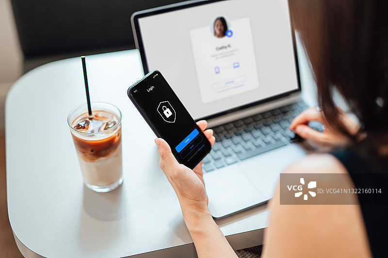 年轻女商人用笔记本电脑登录在线安全系统图片素材