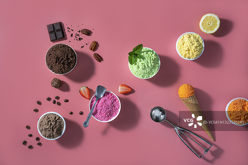 粉色背景上各种口味的冰淇淋杯和华夫饼甜筒图片素材