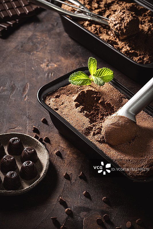 巧克力冰淇淋勺球和巧克力及薄荷叶图片素材