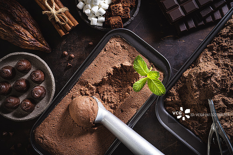 巧克力冰淇淋勺、巧克力、配料和食材图片素材