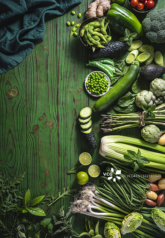 绿色木桌上的纯素生蔬菜，留白区域图片素材