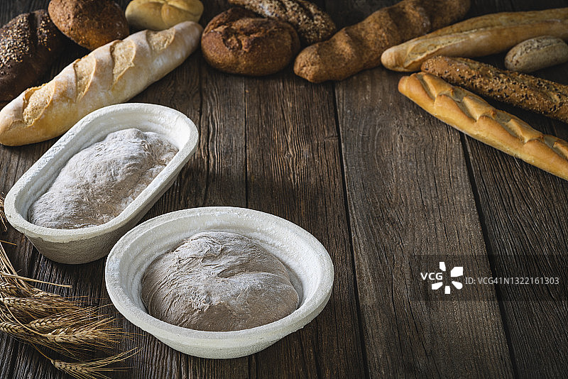 面包篮与木头上的酸面包图片素材