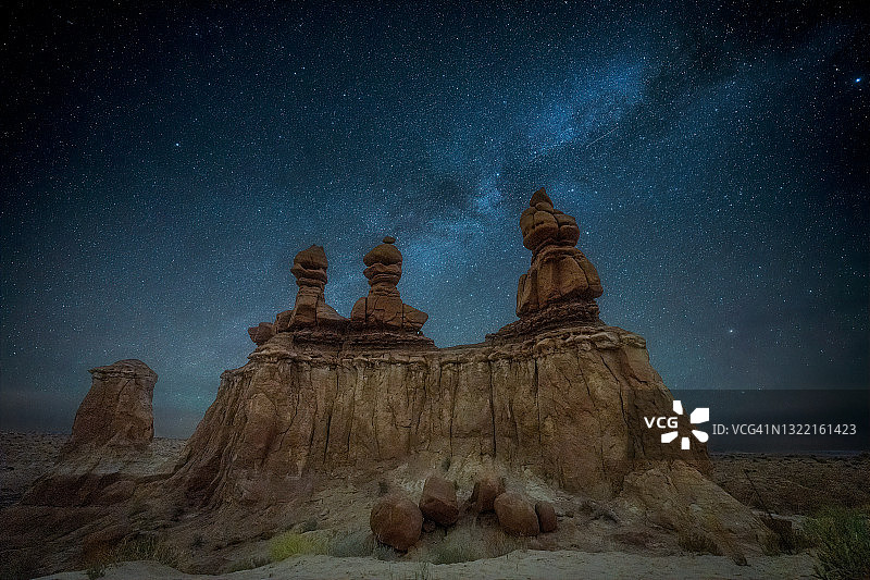 银河下的三姐妹石柱图片素材