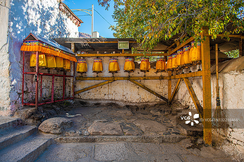 拉萨色拉寺的佛教祈祷轮，西藏图片素材
